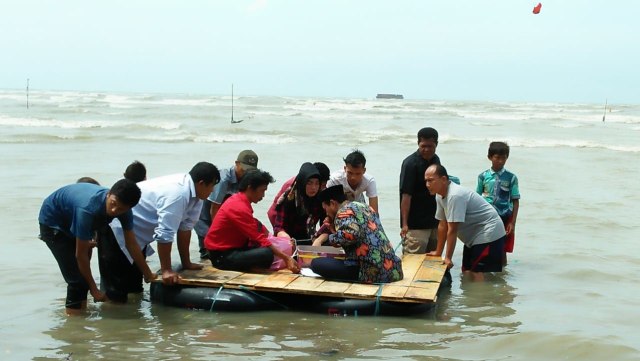 Unik Momen Tahun Baru Pernikahan Di Tengah Laut Tegal Unik Momen Tahun Baru Pernikahan Di Tengah Laut Tegal
