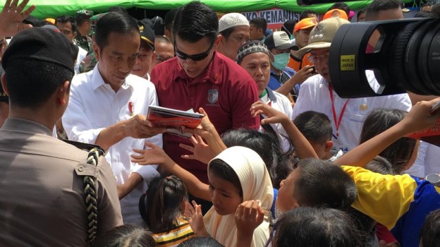 Presiden Jokowi mengunjungi pengungsi tsunami Selat Sunda di Kalianda, Lampung Selatan. (Foto: Laily Rachev - Biro Pers Sekretariat Presiden)