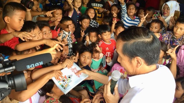 Presiden Jokowi mengunjungi pengungsi tsunami Selat Sunda di Kalianda, Lampung Selatan. (Foto: Laily Rachev - Biro Pers Sekretariat Presiden)