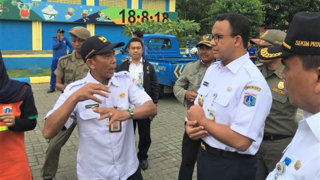 Gubernur DKI Jakarta, Anies Baswedan, meninjau kondisi Kali Item, Jakarta. (Foto: Moh Fajri/kumparan)