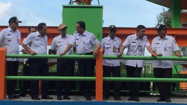 Gubernur DKI Jakarta Anies Baswedan meninjau Kali Item. (Foto: Moh Fajri/kumparan)