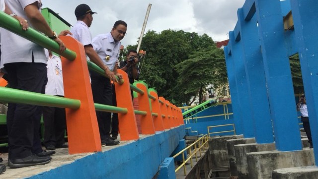 Gubernur DKI Jakarta Anies Baswedan meninjau Kali Item. (Foto: Moh Fajri/kumparan)