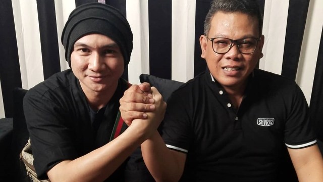 Anji berjabat tangan dengan Yuda, Gitaris Dadali. (Foto: Instagram/@yudadadali)