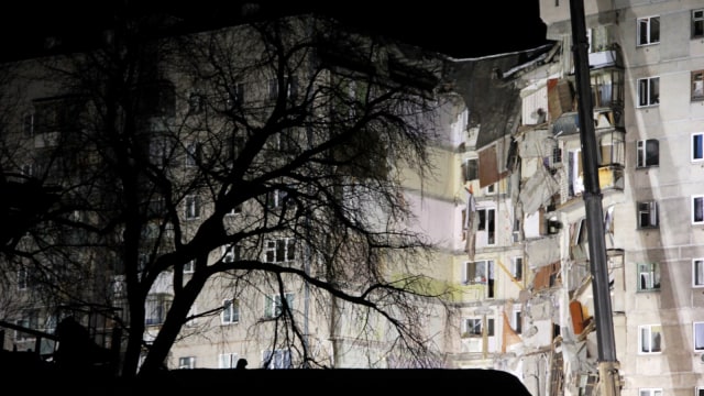 Bangunan yang runtuh akibat ledakan gas apartemen di Magnitogorsk, Rusia (Foto: AFP/STR)