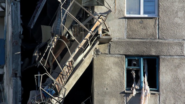 Bangunan apartemen yang rusak akibat ledakan gas di Magnitogorsk, Rusia.   (Foto: AFP/Ilya MOSKOVETS)