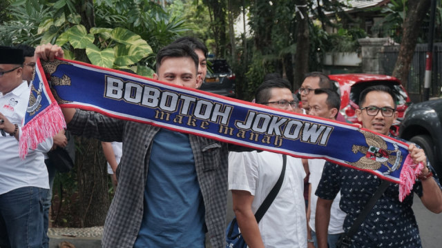Perwakilan Bobotoh (pendukung klub sepak bola Persib Bandung) kunjungi kediaman Ma'ruf Amin di Jalan Situbondo, Menteng, Jakarta Pusat. (Foto: Iqbal Firdaus/kumparan)