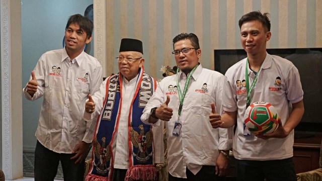 Perwakilan Bobotoh (pendukung klub sepak bola Persib Bandung) bersama Cawapres 01 Ma'ruf Amin di Jalan Situbondo, Menteng, Jakarta Pusat. (Foto: Iqbal Firdaus/kumparan)