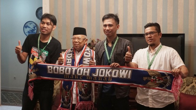 Perwakilan Bobotoh (pendukung klub sepak bola Persib Bandung) bersama Cawapres 01 Ma'ruf Amin di Jalan Situbondo, Menteng, Jakarta Pusat. (Foto: Iqbal Firdaus/kumparan)