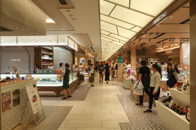 Salah satu tempat di dalam pusat perbelanjaan Ginza Six (Foto: Wikimedia Commons)