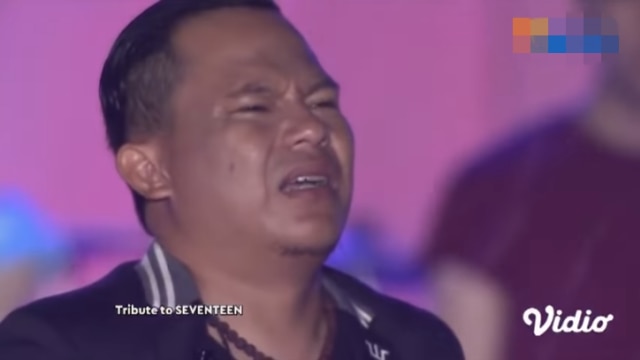 Faank Wali menangis saat membawakan lagu "Jaga Selalu Hatimu" milik band Seventeen. (Foto: Youtube/SCTV)