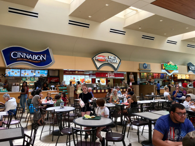 Ilustrasi food court (Foto: flickr/ Joseph Cerulli)