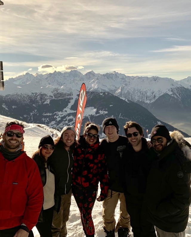 Masih lengkap dengan perlengkapan ski, Priyanka berfoto dengan keluarga besar di atas gunung (Foto: Instagram/Priyanka Chopra Jonas)