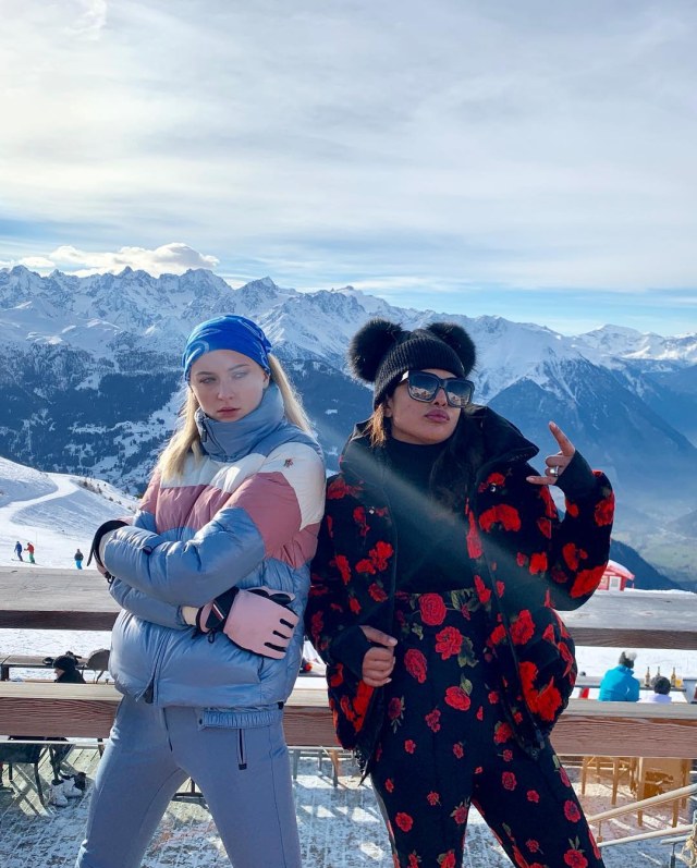 Priyanka bersama Sophie Turner kompak berfoto sebelum ski bersama  (Foto: Instagram/Priyanka Chopra Jonas)