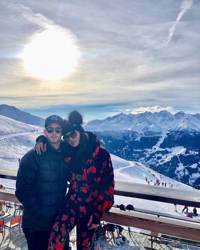 Priyanka dan Nick menikmati indahnya sinar mentari di tengah gunung bersalju (Foto: Instagram/Priyanka Chopra Jonas)