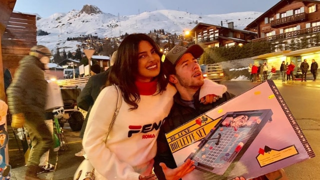 Berpose di depan Pegunungan Alpen yang bersalju, pasangan pengantin baru ini terlihat kompak (Foto: Instagram/Priyanka Chopra Jonas)