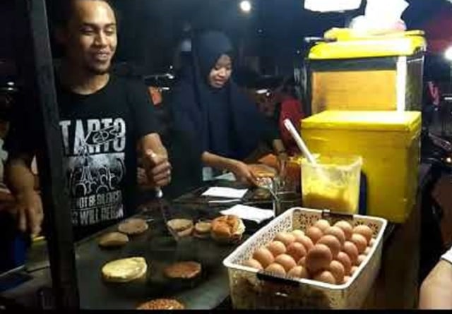 Aksi Koki Uccang Hibur Pembeli Burger dengan Berpantun