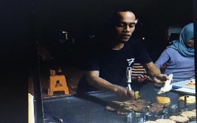 Aksi Koki Uccang Hibur Pembeli Burger dengan Berpantun (1)
