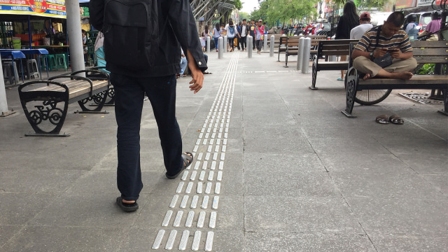 Guiding block atau penunjuk jalan untuk tunanetra di kawasan Malioboro, Yogyakarta. (Foto: Arfiansyah Panji/kumparan)