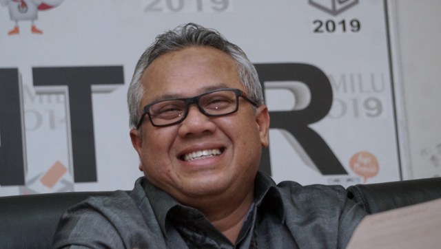 Ketua Komisi Pemilihan Umum (KPU) RI Arief Budiman (kedua dari kanan) memberikan keterangan pers terkait hasil laporan penerimaan sumbangan dana kampanye (LPSDK) peserta Pemilu 2019 di KPU RI, Jakarta, Rabu (2/1). (Foto: Fanny Kusumawardhani/kumparan)