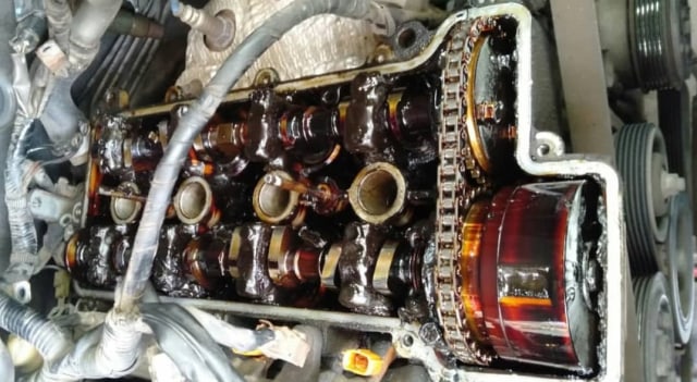 Blok mesin Toyota Avanza yang dibongkar terdapat endapan oli karena jarang diganti (Foto: dok. Instagram/Achmad_Subechi)
