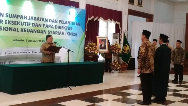 Kepala Bappenas Bambang Brodjonegoro (kiri),  melantik para direktur Komite Nasional Keuangan Syariah (KNKS). (Foto: Nicha Muslimawati/kumparan)