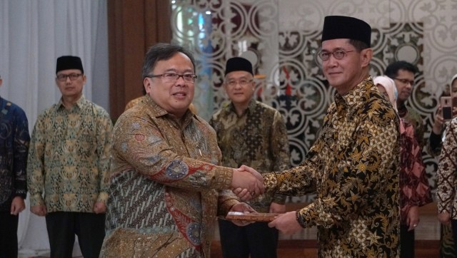 Menteri PPN/Bappenas Bambang Brodjonegoro berjabat tangan dengan Direktur Eksekutif Komite Nasional Keuangan Syariah (KNKS) Ventje Rahardjo. Foto:  Fanny Kusumawardhani/kumparan