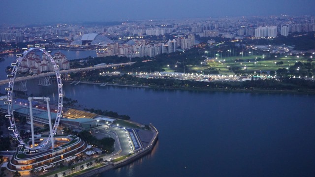 Singapura  di malam hari dari Sands SkyPark Observation Deck (Foto: dok. Yudhistira Amran S/ kumparan)