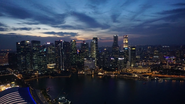 Singapura  di malam hari dari Sands SkyPark Observation Deck (Foto: dok. Yudhistira Amran S/ kumparan)