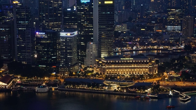 Singapura  di malam hari dari Sands SkyPark Observation Deck (Foto: dok. Yudhistira Amran S/ kumparan)