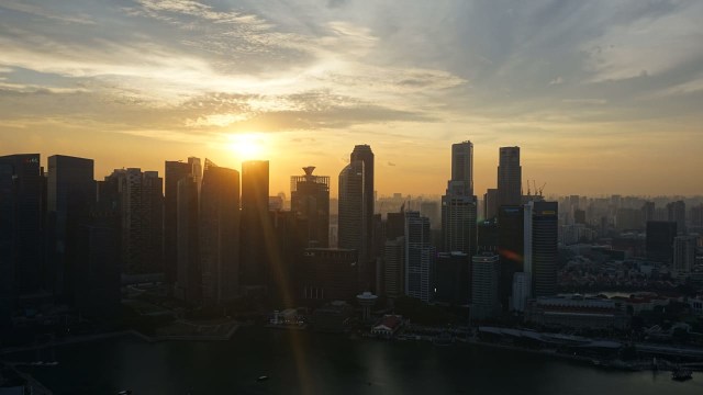 Singapura  di malam hari dari Sands SkyPark Observation Deck (Foto: dok. Yudhistira Amran S/ kumparan)