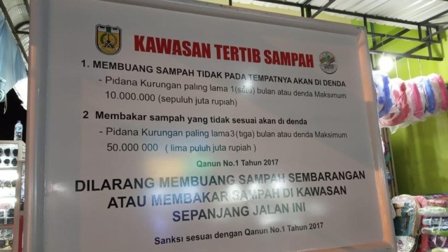 Plang denda bagi masyarakat di Banda Aceh yang buang sampah sembarangan. Foto: Dok. Istimewa