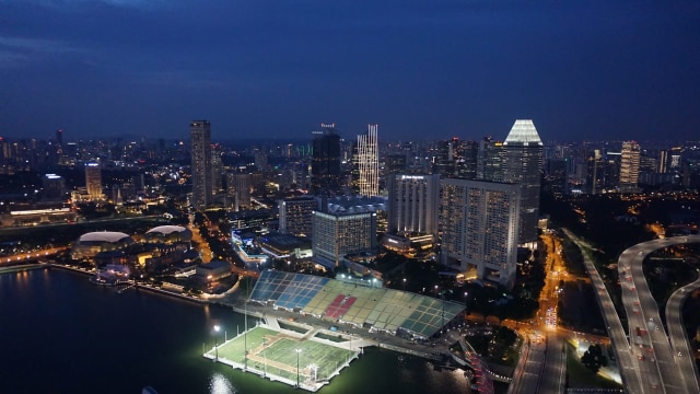 Singapura  di malam hari dari Sands SkyPark Observation Deck (Foto: dok. Yudhistira Amran S/ kumparan)