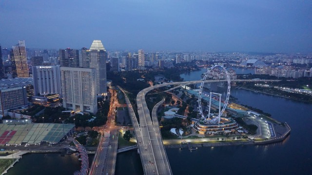 Singapura  di malam hari dari Sands SkyPark Observation Deck (Foto: dok. Yudhistira Amran S/ kumparan)