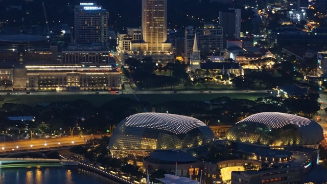 Singapura  di malam hari dari Sands SkyPark Observation Deck (Foto: dok. Yudhistira Amran S/ kumparan)