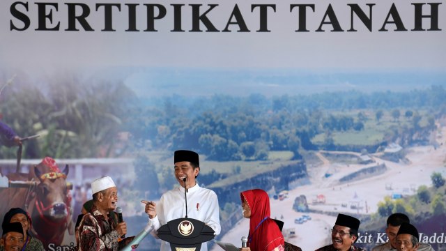 Presiden Joko Widodo (tengah) berbincang dengan masyarakat penerima Sertifikat Tanah untuk Rakyat di Bangkalan, Madura, Jawa Timur, Rabu (19/12/2018). (Foto: ANTARA FOTO/Puspa Perwitasari)