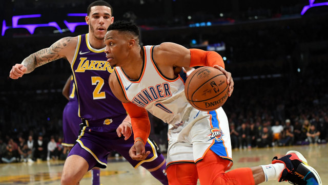 Guard Oklahoma City Thunder, Russell Westbrook, diadang oleh guard Los Angeles Lakers, Lonzo Ball. (Foto: Jayne Kamin-Oncea-USA TODAY Sports via Reuters)