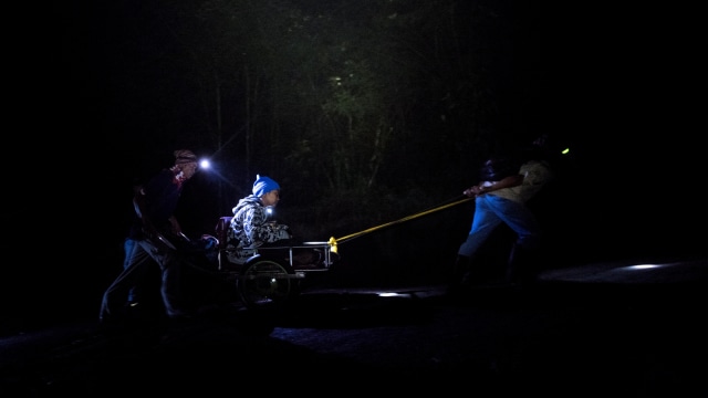 Sejumlah penambang membawa wisatawan atau pendaki menuju puncak gunung Ijen. (Foto: Antara/M Agung Rajasa)
