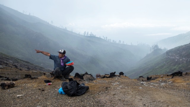 Seorang penjual jasa taksi pendakian Ijen menunggu wisatawan atau pendaki di Pegunungan Ijen. (Foto: Antara/M Agung Rajasa)