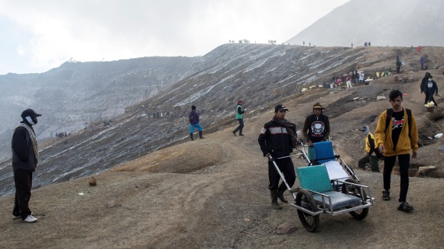 Sejumlah penambang menunggu pendaki atau wisatawan di puncak gunung Ijen. (Foto: Antara/M Agung Rajasa)