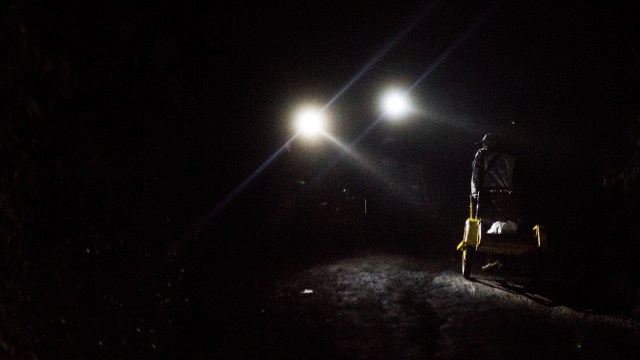 Penambang menunggu wisatawan atau pendaki menuju puncak gunung Ijen, Banyuwangi, Jawa Timur. (Foto: Antara/M Agung Rajasa)