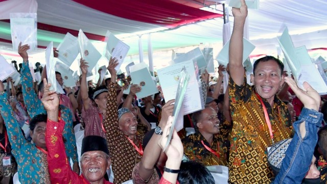Warga menunnjukan sertifikat yang diberikan oleh Presiden Joko Widodo di Samarinda, Kalimantan Timur. (Foto: Dok. Biro Pers Setpres)