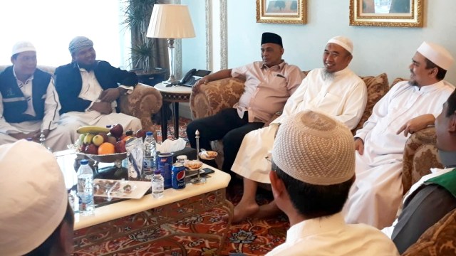 Relawan Prabowo-Sandi Arab Saudi silaturahmi dengan Rizieq Syihab. (Foto: Dok. Istimewa)
