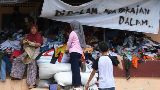 Warga penyintas gelombang tsunami memilih pakaian layak pakai di Way Muli, Rajabasa, Lampung Selatan, Rabu (2/1).  (Foto:  ANTARA FOTO/Wahyu Putro)