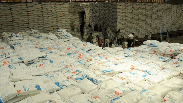 Pekerja memindahkan beras medium untuk kebutuhan operasi pasar awal tahun 2019 di gudang Perum Bulog. (Foto: ANTARA FOTO/Ampelsa)