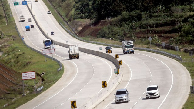 Sejumlah kendaraan melintas di jalan Tol Bogor, Ciawi, Sukabumi (Bocimi) seksi I. (Foto: ANTARA FOTO/Yulius Satria Wijaya)