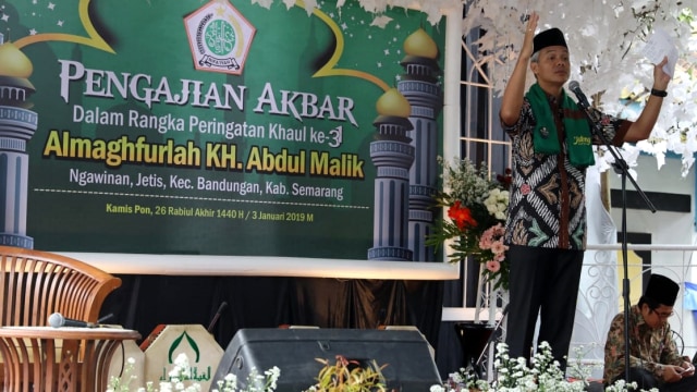 Gubernur Jawa Tengah Ganjar Pranowo menghadiri haul KH Abdul Malik ke-31 di Ngawinan, Jetis, Kecamatan Bandungan, Kabupaten Semarang, Kamis (3/1).  (Foto: Afiati Tsalitsati/kumparan)