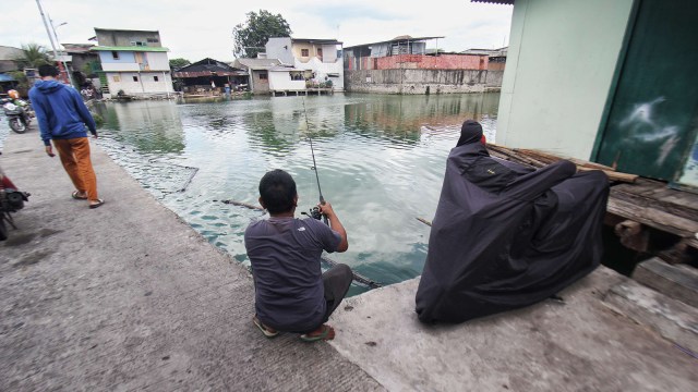 Warga memancing di permukiman Kampung Apung. (Foto:  Helmi Afandi Abdullah/kumparan)