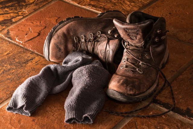 Gunakan kain kanebo untuk mempercepat proses pengeringan sepatu saat setelah selesai dicuci (Foto: Pixabay)