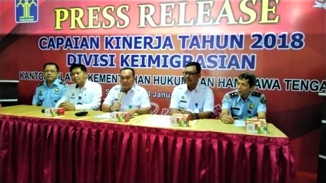 Divisi Keimigrasian Kementrian Hukum dan Ham Jawa Tengah saat konferensi pers. (Foto: Afiati Tsalitsati/kumparan)