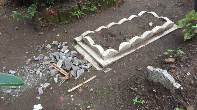 Makam yang dirusak oleh orang tak di kenal di Pemakaman Kiringan, Tidar Utara, Kecamatan Magelang Selatan, Kota Magelang. (Foto: Arfiansyah Panji Purnandaru/kumparan)